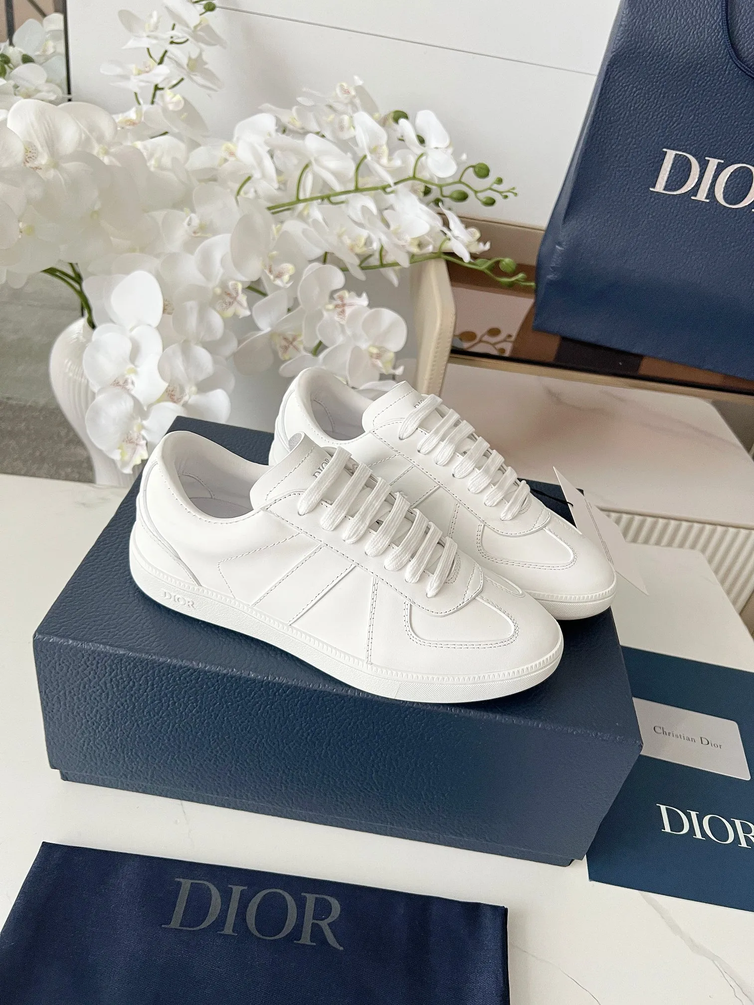 Men's Men's Shoes💰420 [New Style]🍿🍿Dior Dior Size: 38-44 (45 customized) 2025 new Dior B01 top version of moral training shoes! ! ! Made of white and brown first-layer cowhide, paired with white high-mercerized smooth suede, the upper is fully oiled and the original TPU molded outsole. New to the Fall 2025 collection, this sneaker marks the return of Dior’s classic style, reinterpreted in a stylish and elegant silhouette. Crafted from brown and white smooth first-grain cowhide, it's decorated with white high-mercerized cow suede splicing to enhance the style. Lined in tonal silk sheepskin, the shoe is finished with the Dior logo on the tongue and inner sides, and the CD icon on the heel. Paired with amber Tpu non-slip soles, it can be matched with various styles to create a sophisticated look.